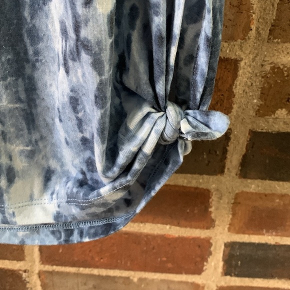 Women’s Old Navy Active Tank, Blue, Small - Picture 2 of 4